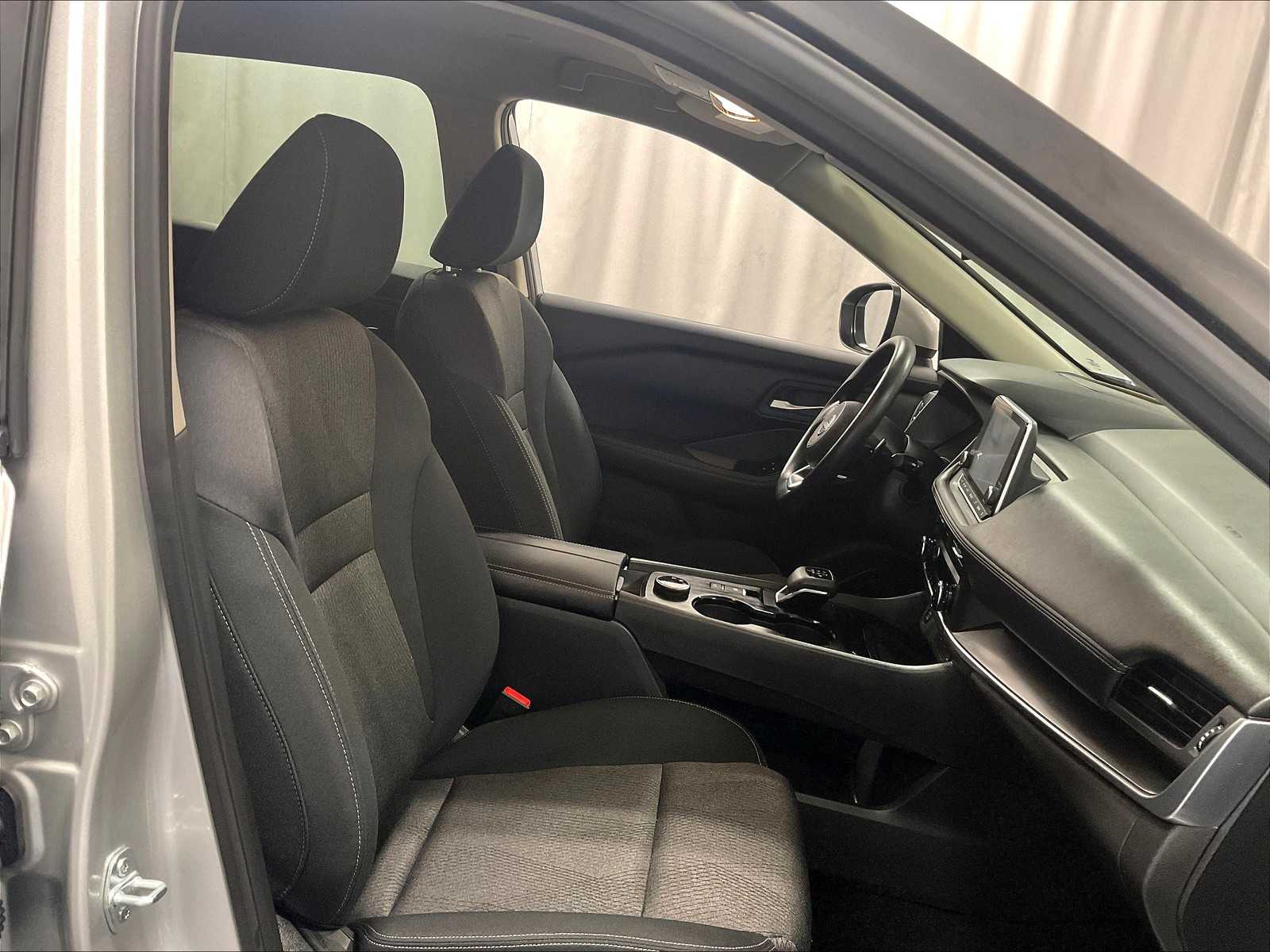 2024 Nissan Rogue SV - Photo 11