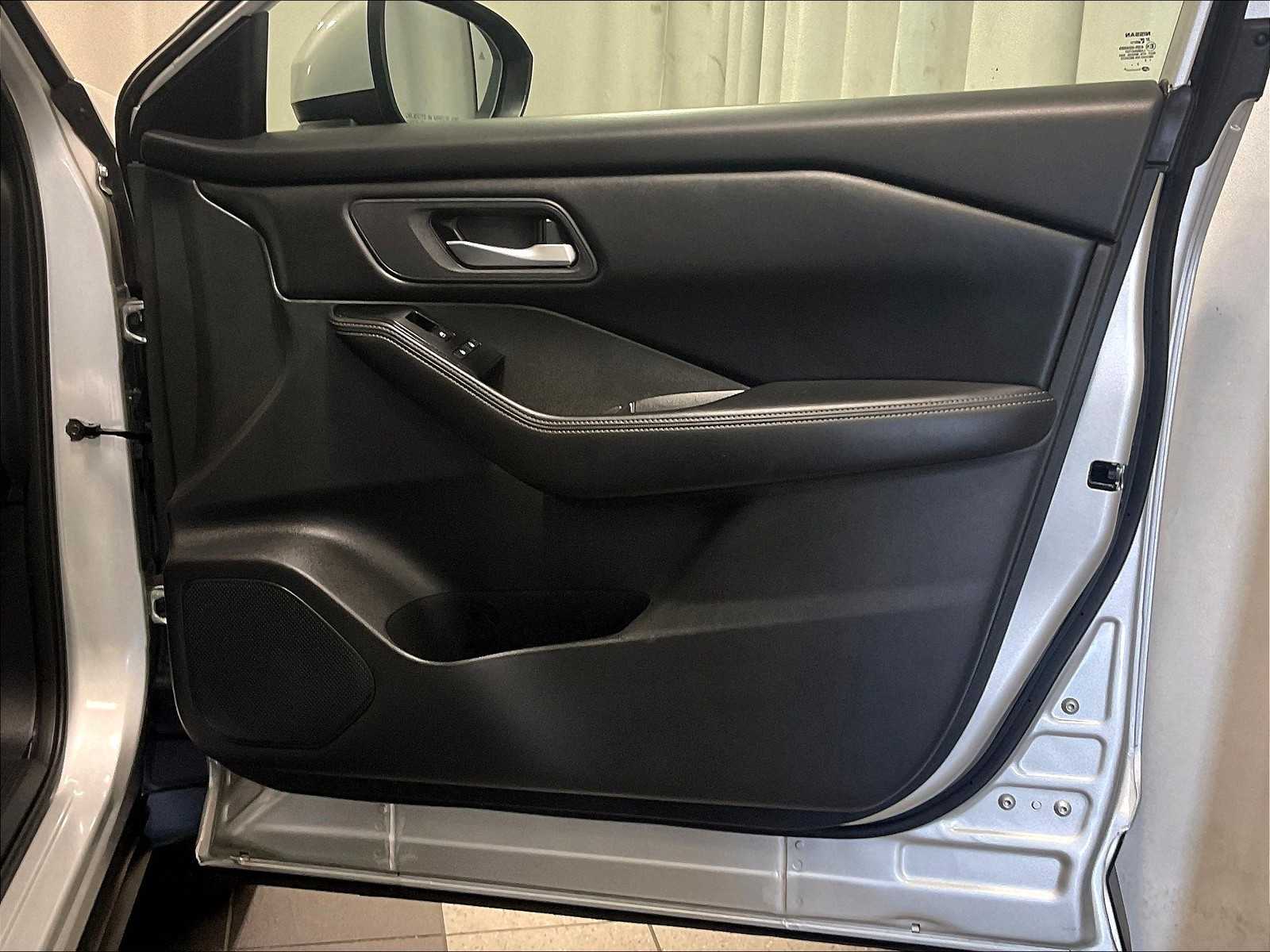 2024 Nissan Rogue SV - Photo 12