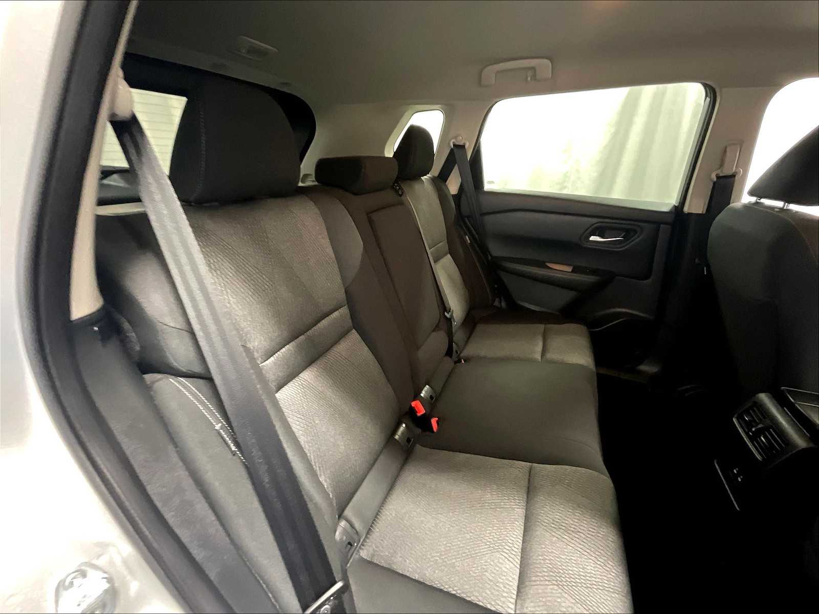 2024 Nissan Rogue SV - Photo 16