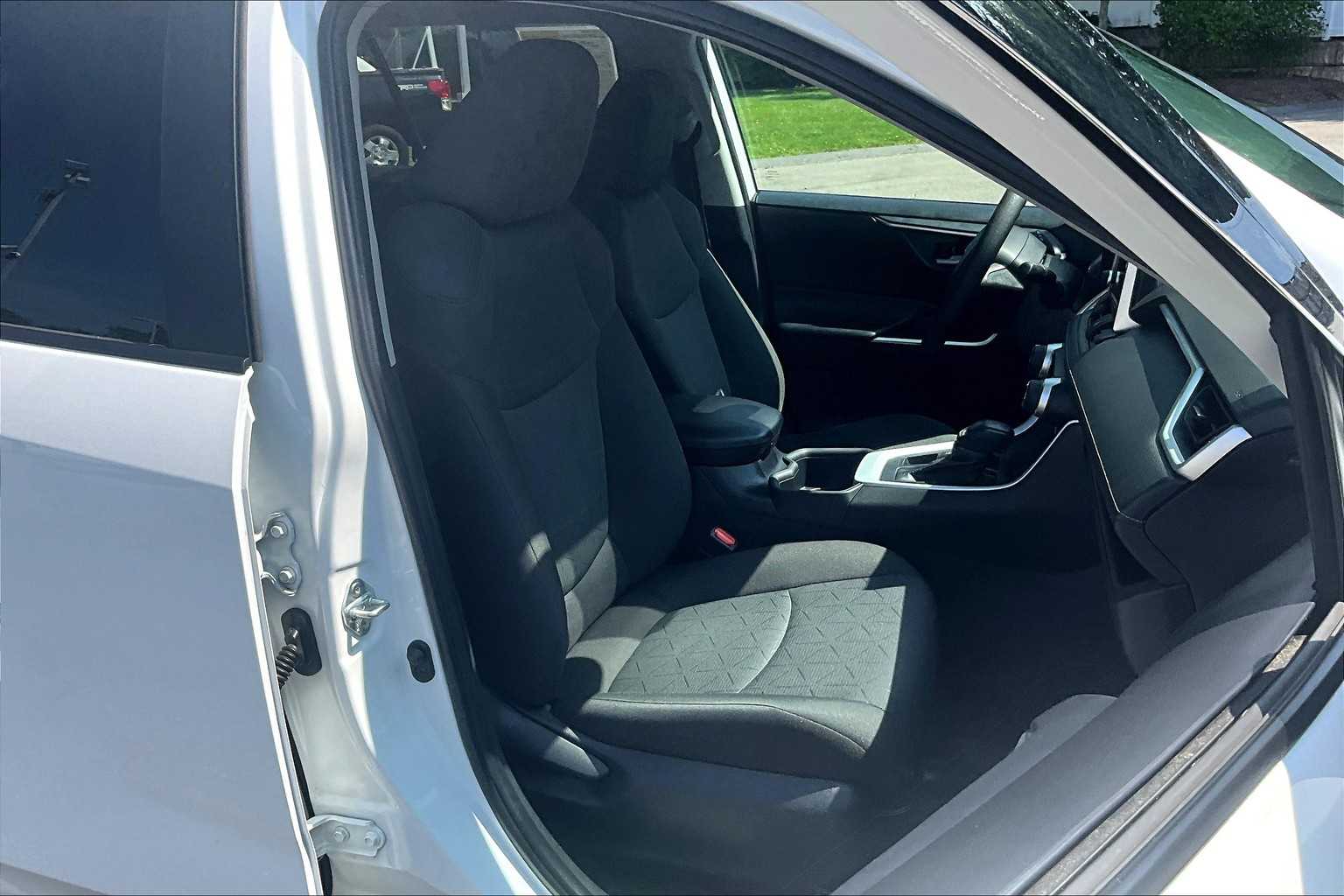 2024 Toyota RAV4 XLE - Photo 11