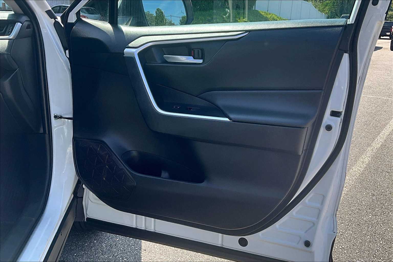 2024 Toyota RAV4 XLE - Photo 12