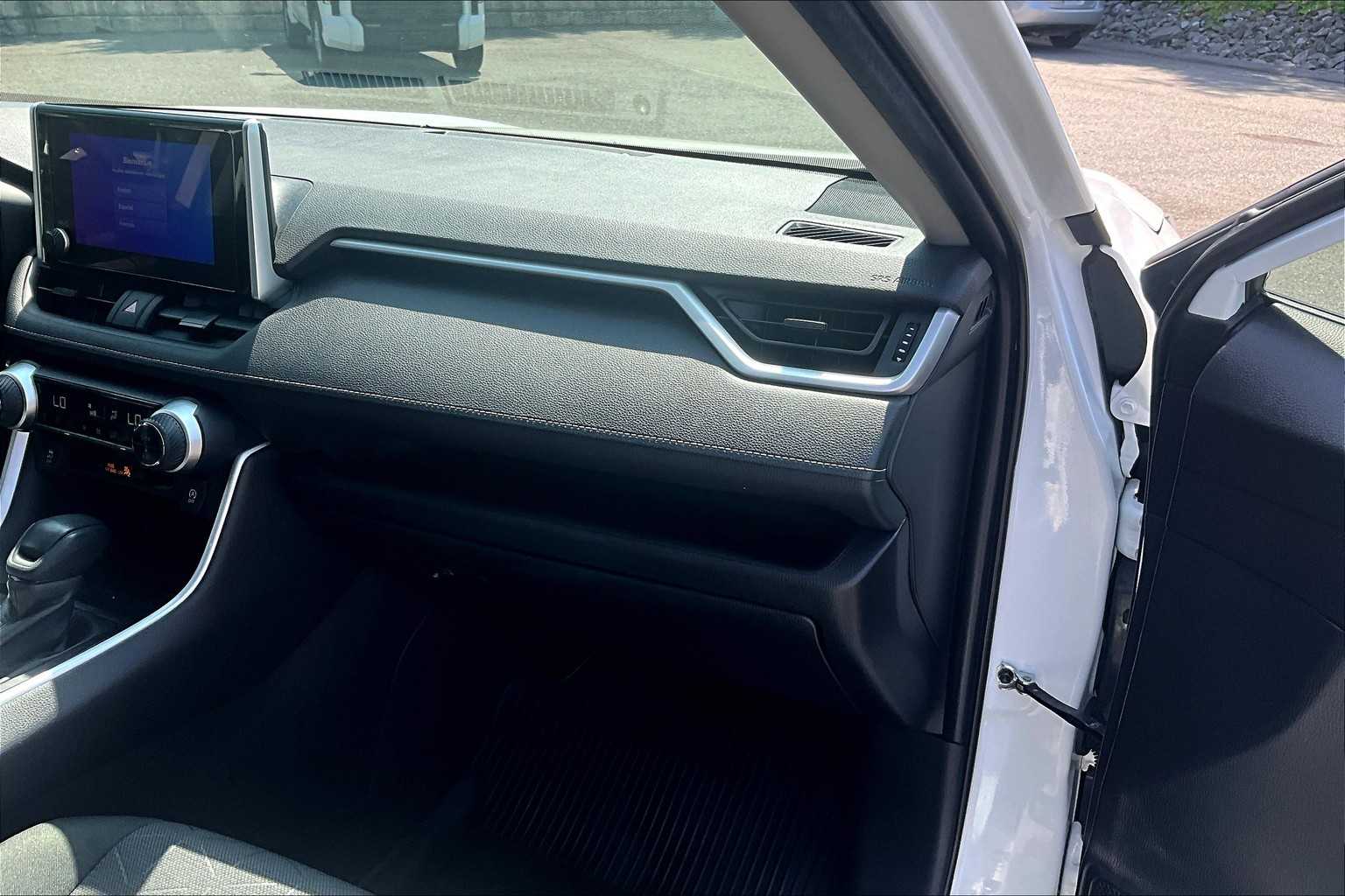 2024 Toyota RAV4 XLE - Photo 13