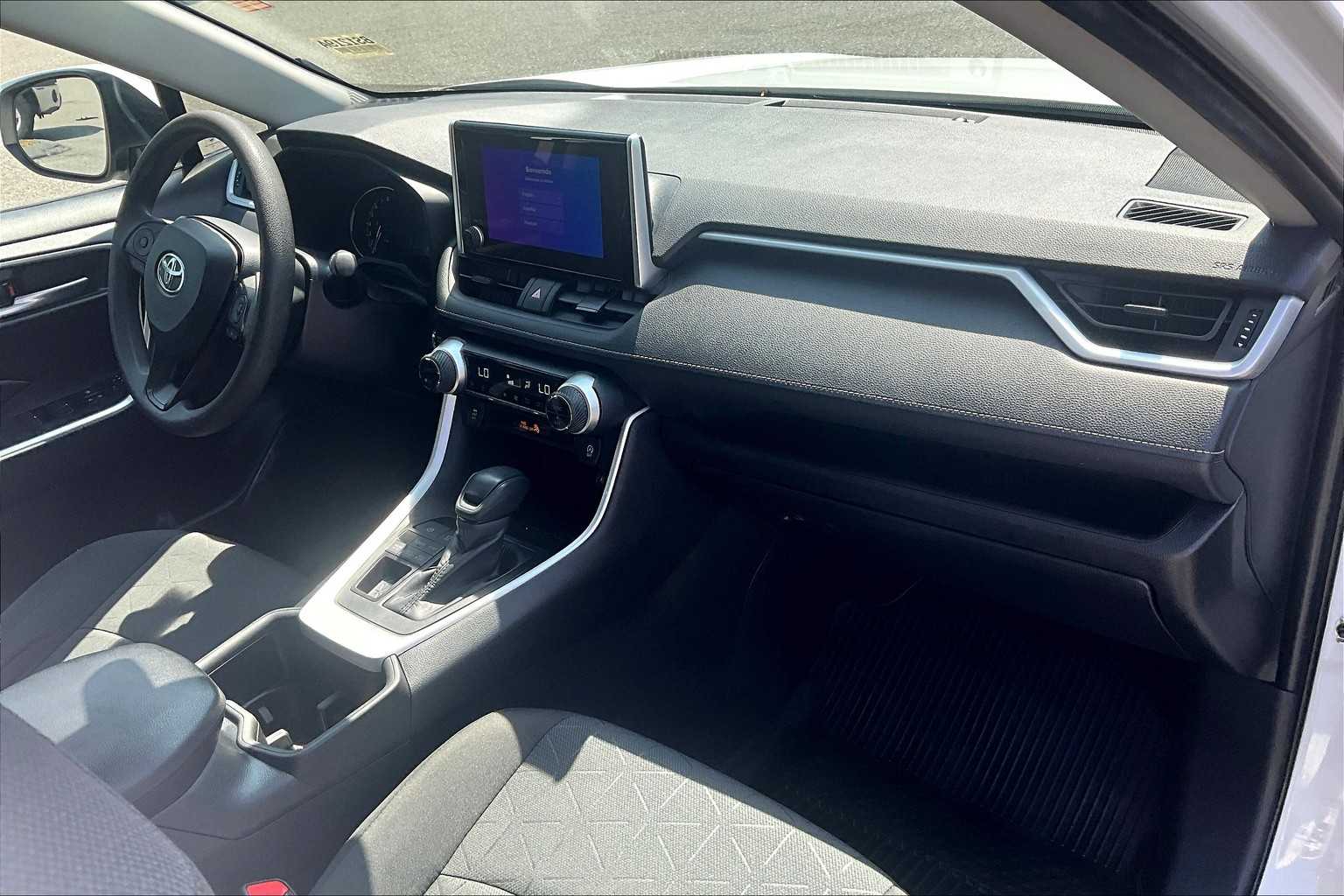 2024 Toyota RAV4 XLE - Photo 14