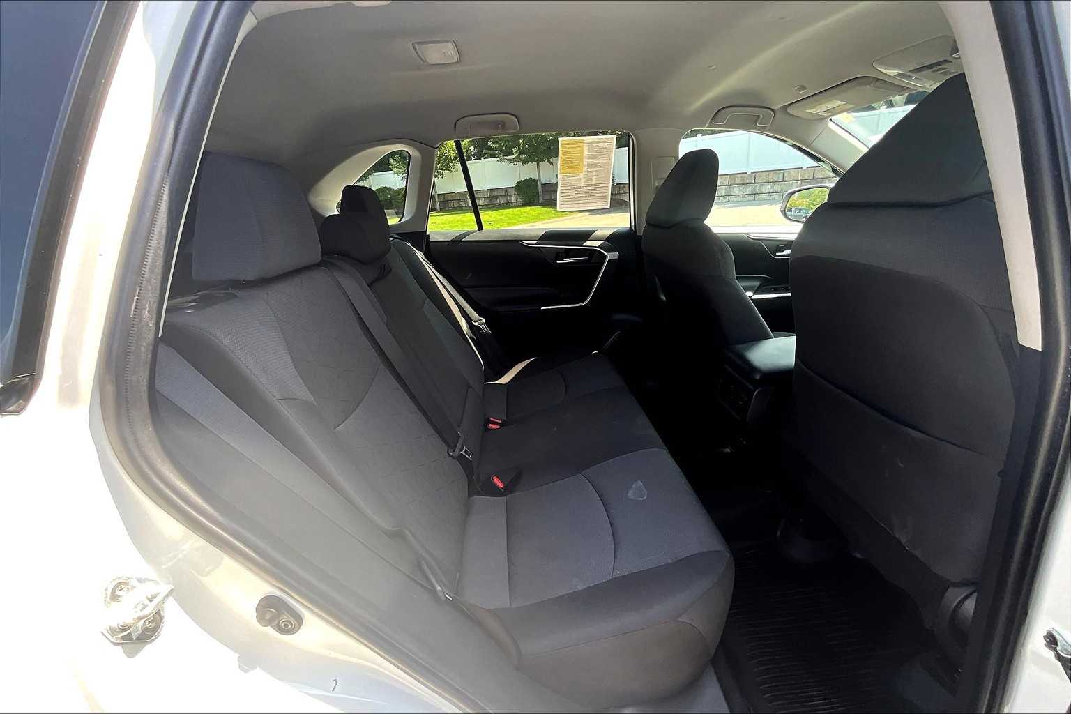 2024 Toyota RAV4 XLE - Photo 16