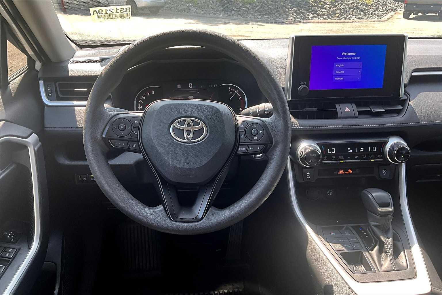 2024 Toyota RAV4 XLE - Photo 17