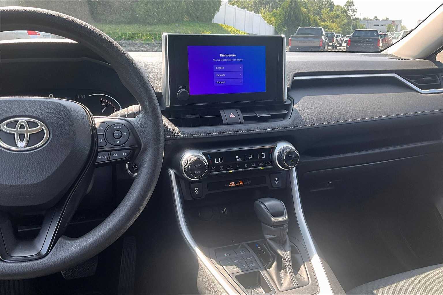 2024 Toyota RAV4 XLE - Photo 18