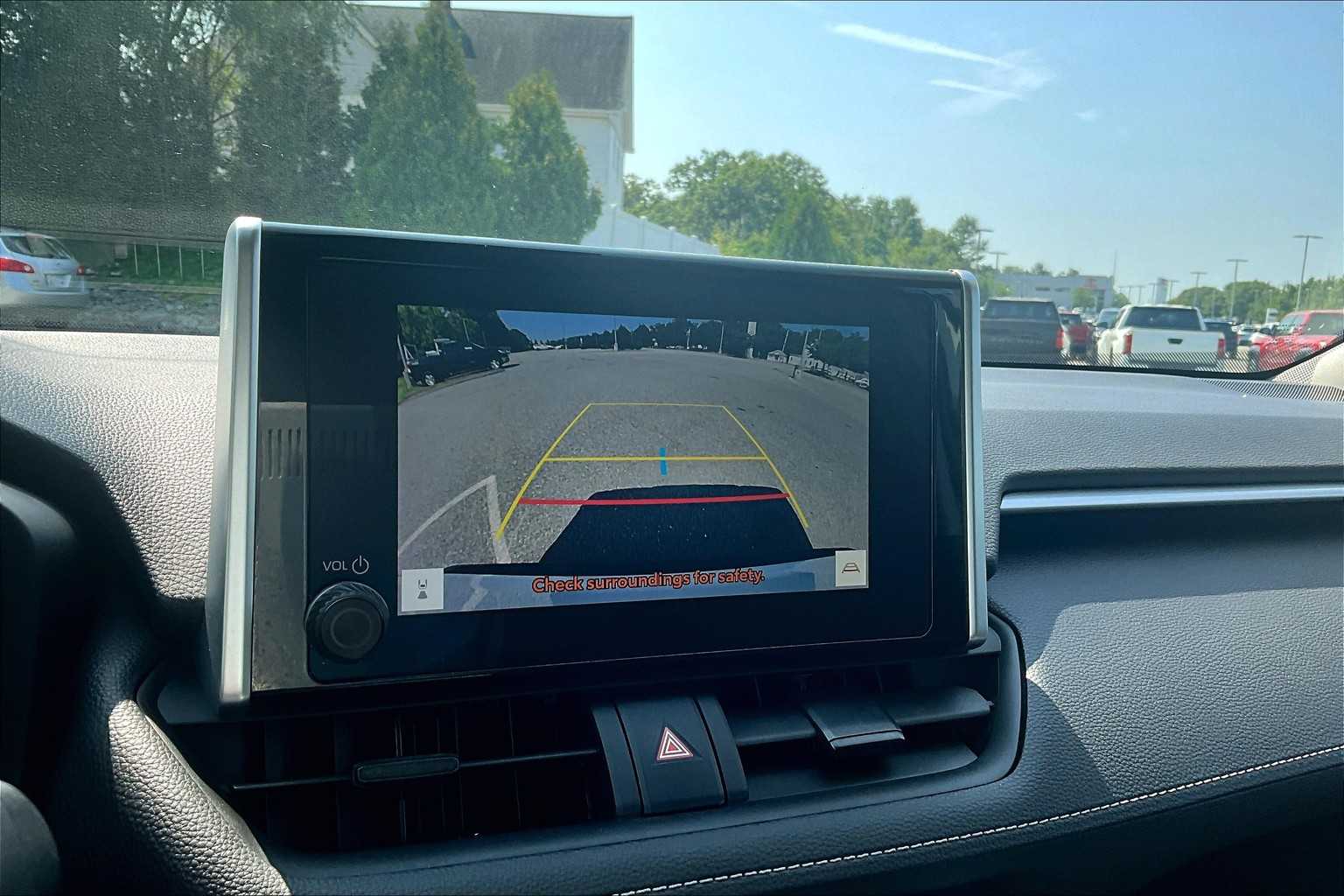2024 Toyota RAV4 XLE - Photo 19