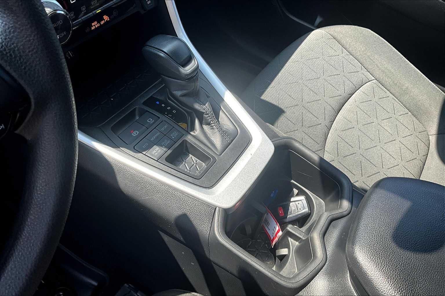 2024 Toyota RAV4 XLE - Photo 20