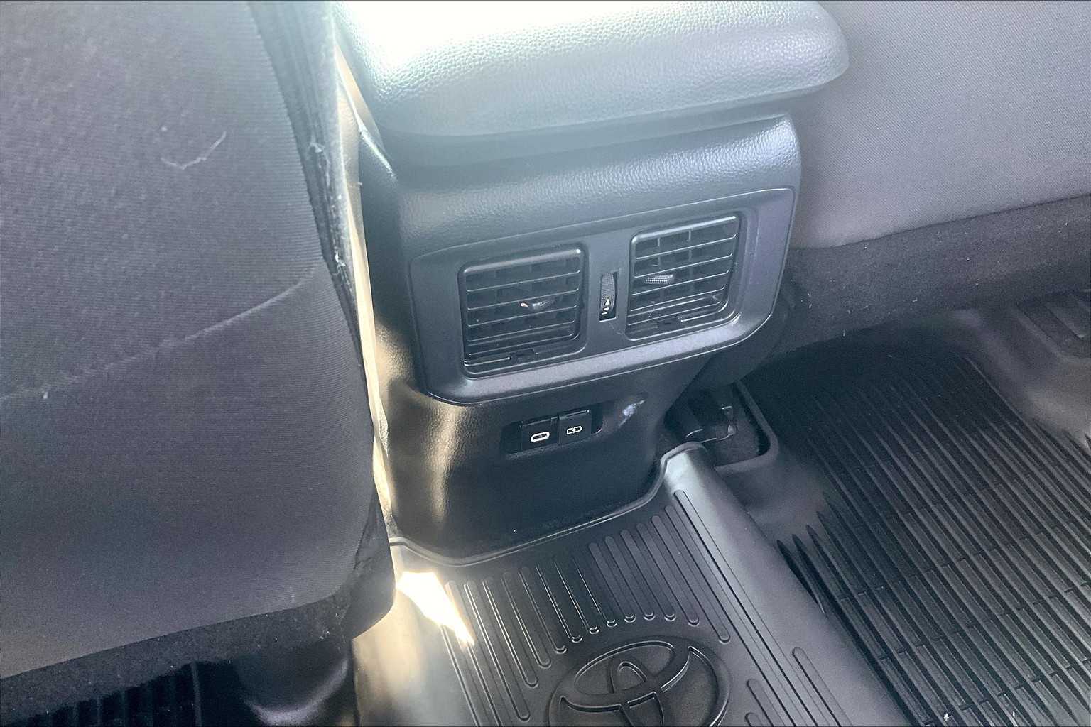 2024 Toyota RAV4 XLE - Photo 28