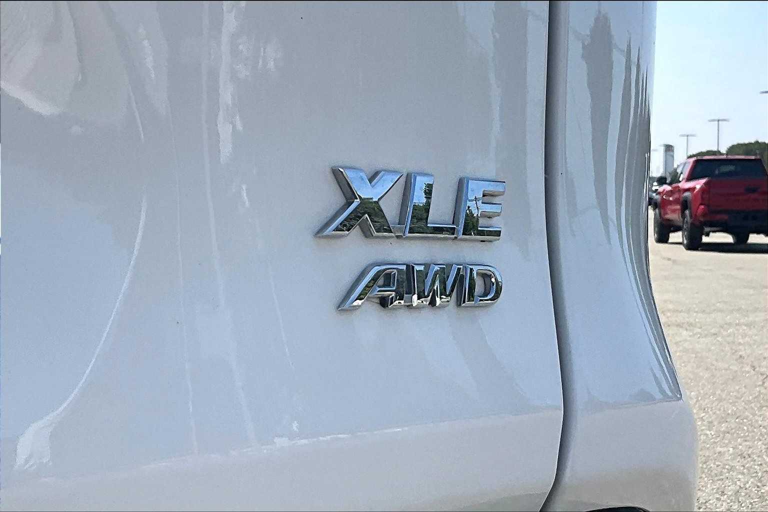 2024 Toyota RAV4 XLE - Photo 29