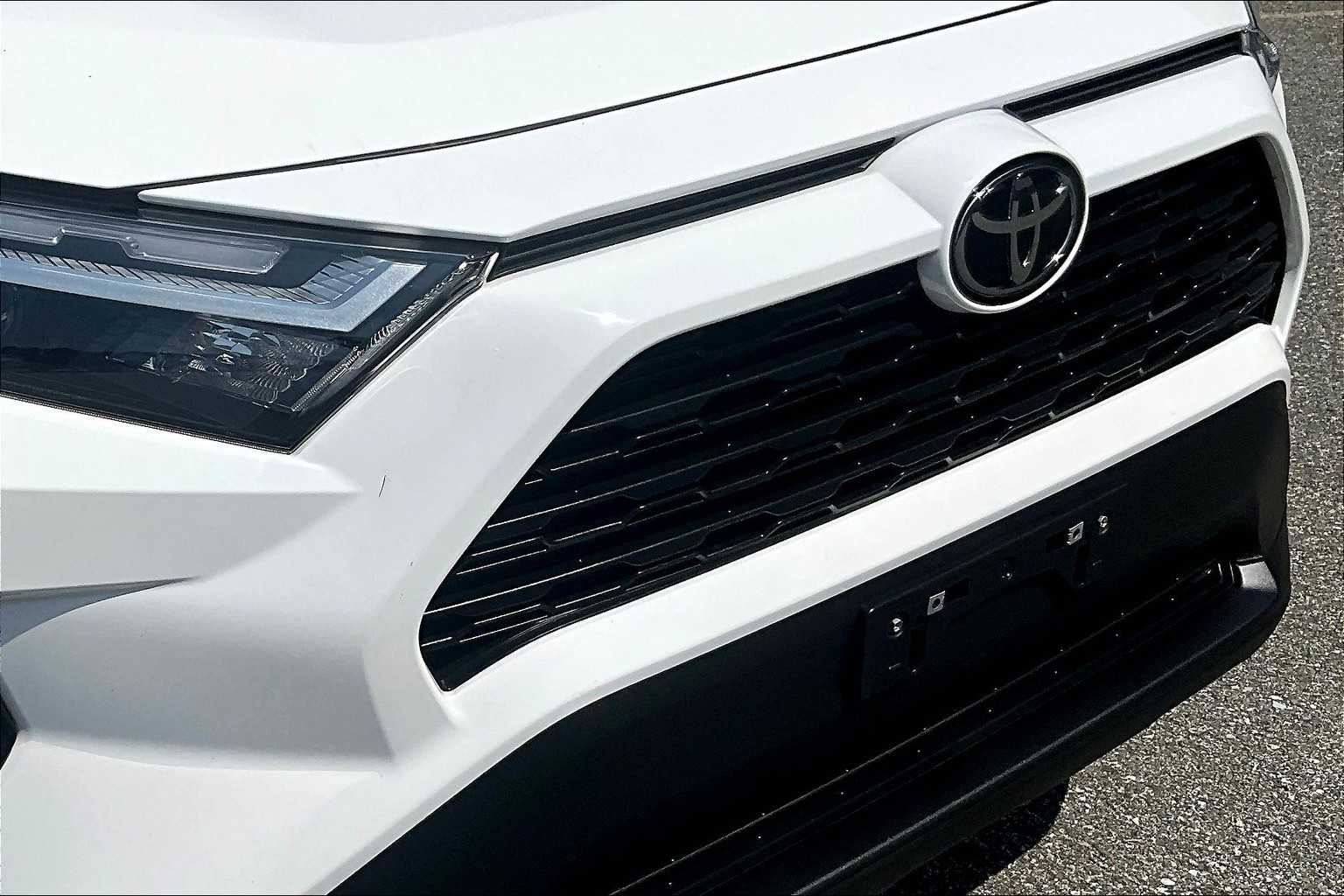 2024 Toyota RAV4 XLE - Photo 32