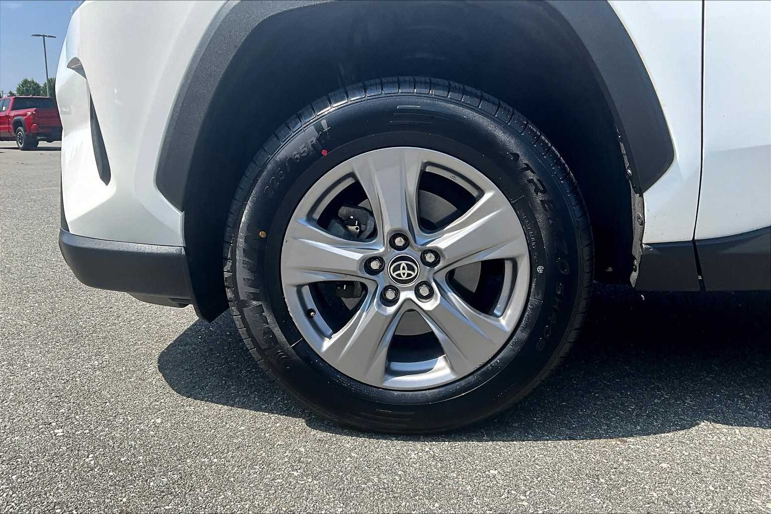 2024 Toyota RAV4 XLE - Photo 7