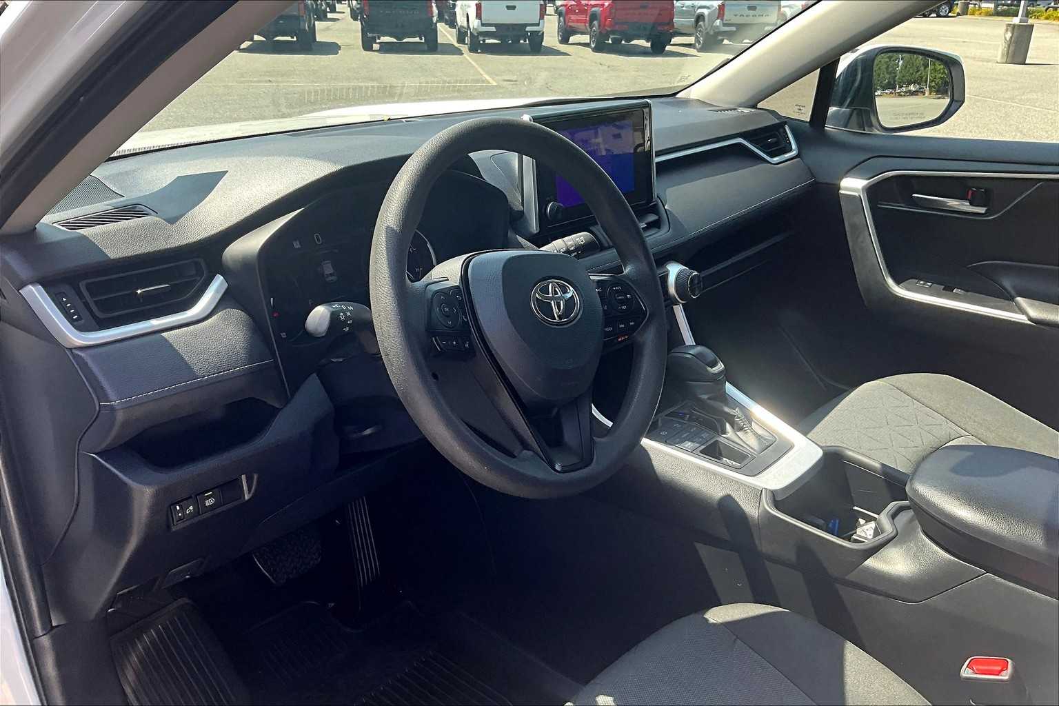 2024 Toyota RAV4 XLE - Photo 8