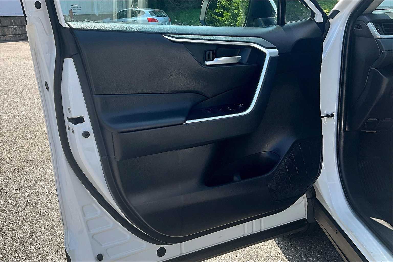 2024 Toyota RAV4 XLE - Photo 9