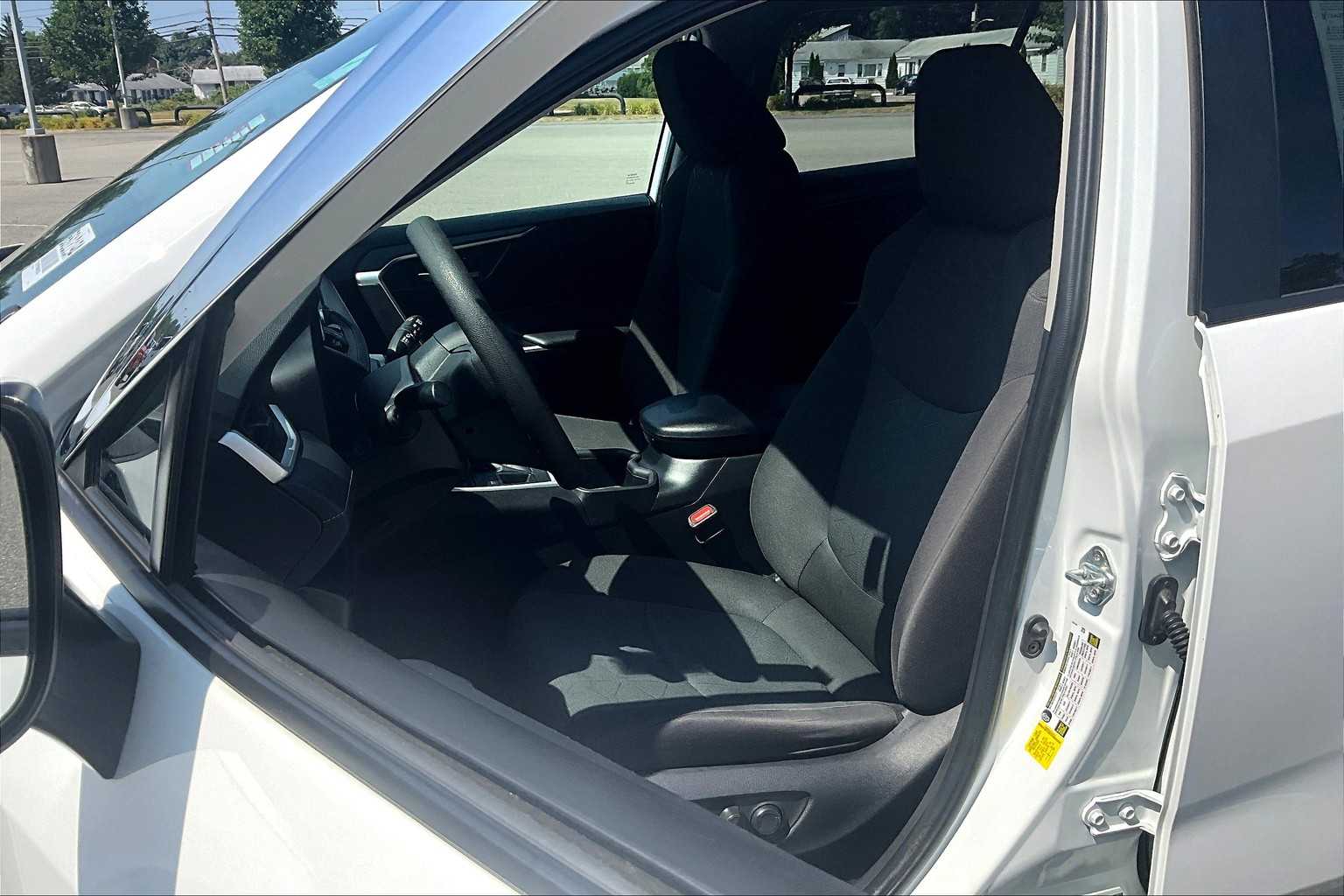 2024 Toyota RAV4 XLE - Photo 10