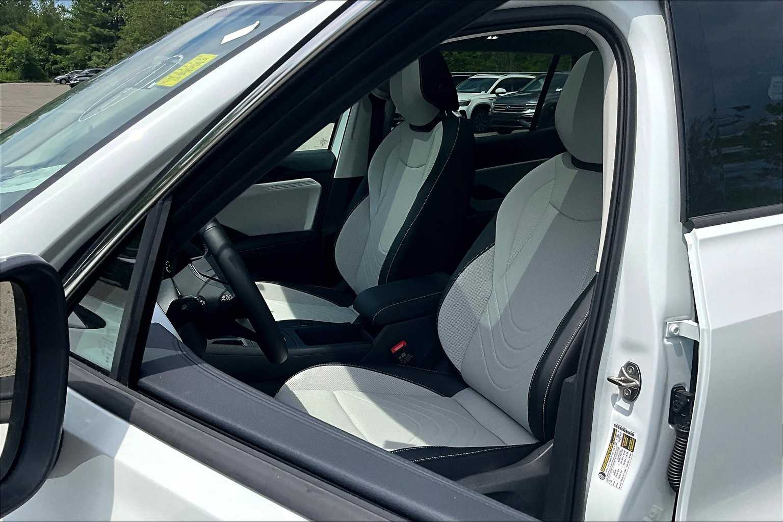 2025 Volkswagen Tiguan SE - Photo 11