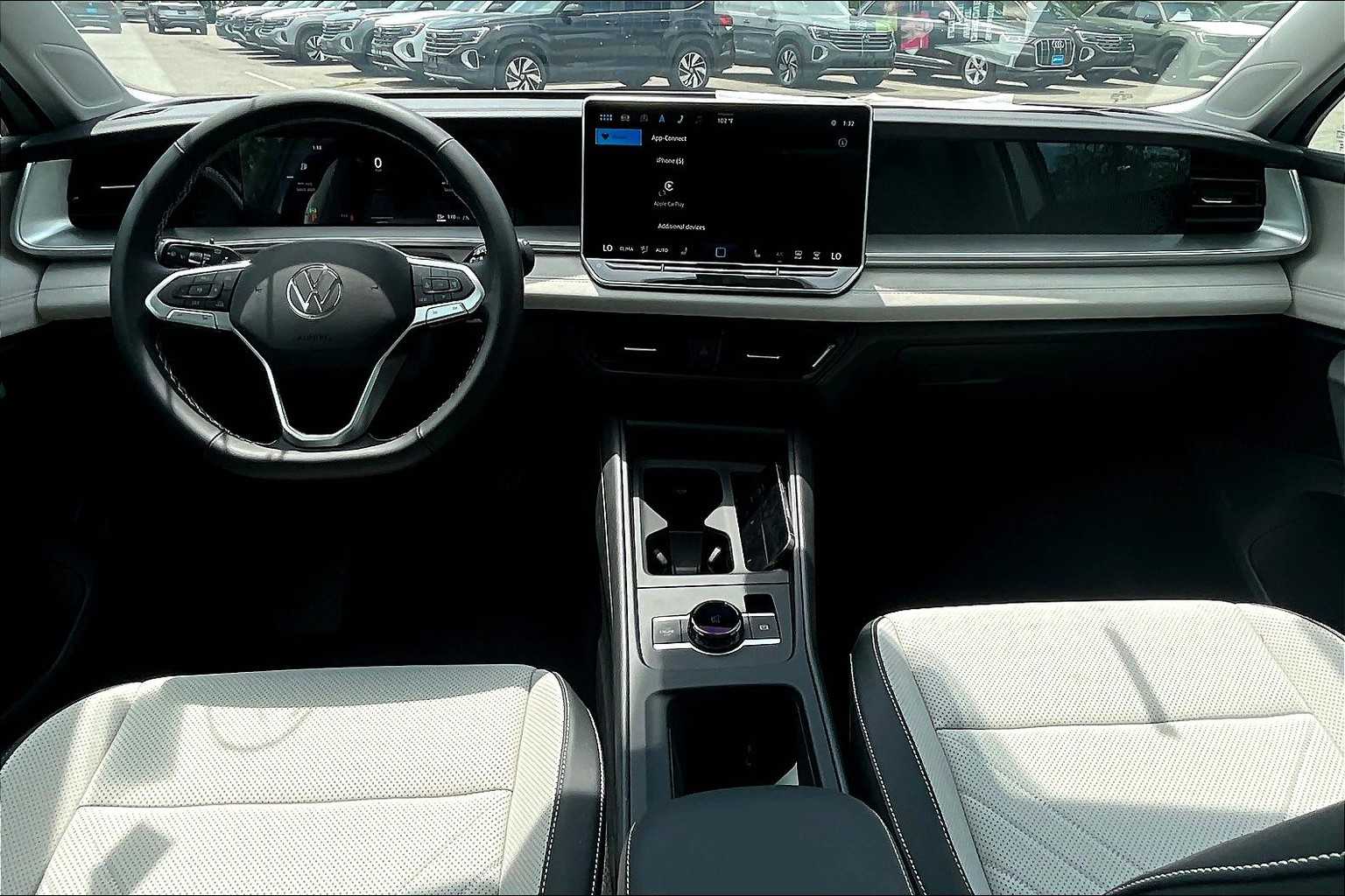 2025 Volkswagen Tiguan SE - Photo 12