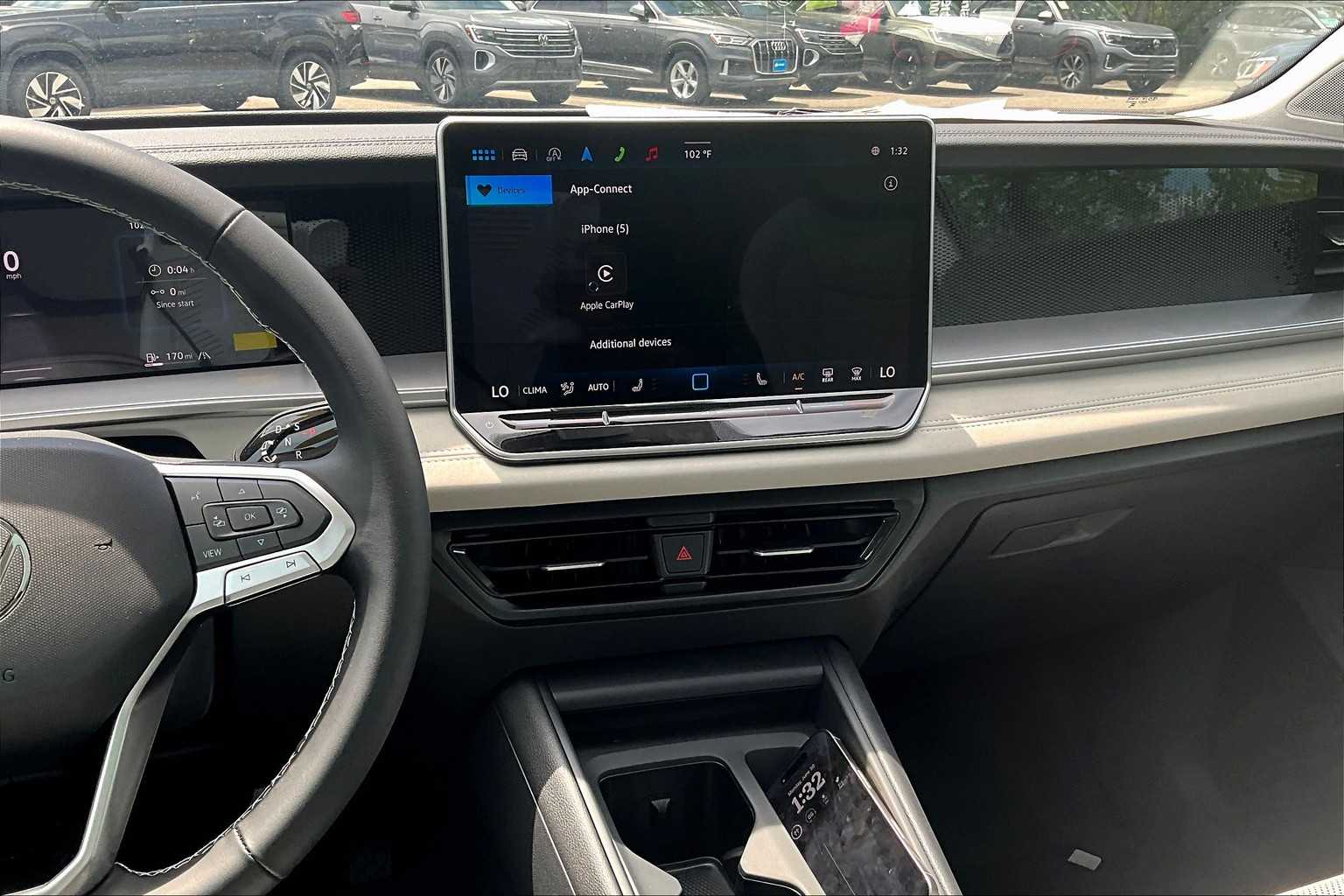 2025 Volkswagen Tiguan SE - Photo 13