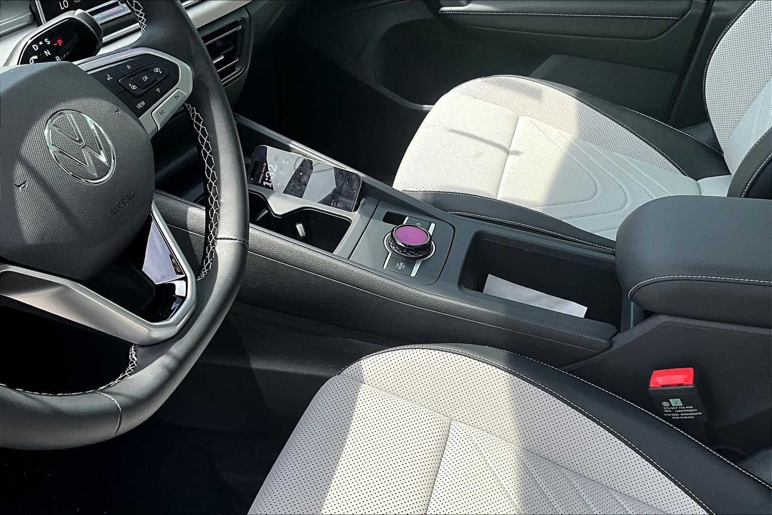 2025 Volkswagen Tiguan SE - Photo 14