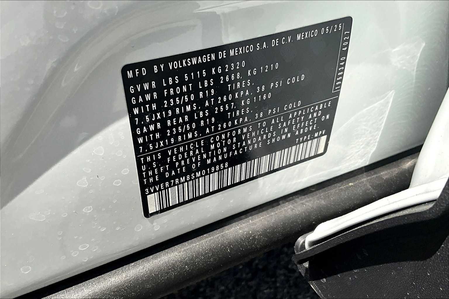 2025 Volkswagen Tiguan SE - Photo 18