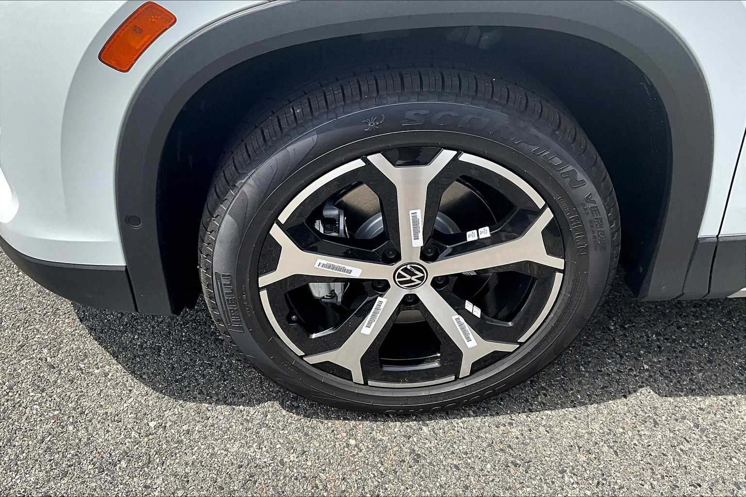 2025 Volkswagen Tiguan SE - Photo 8