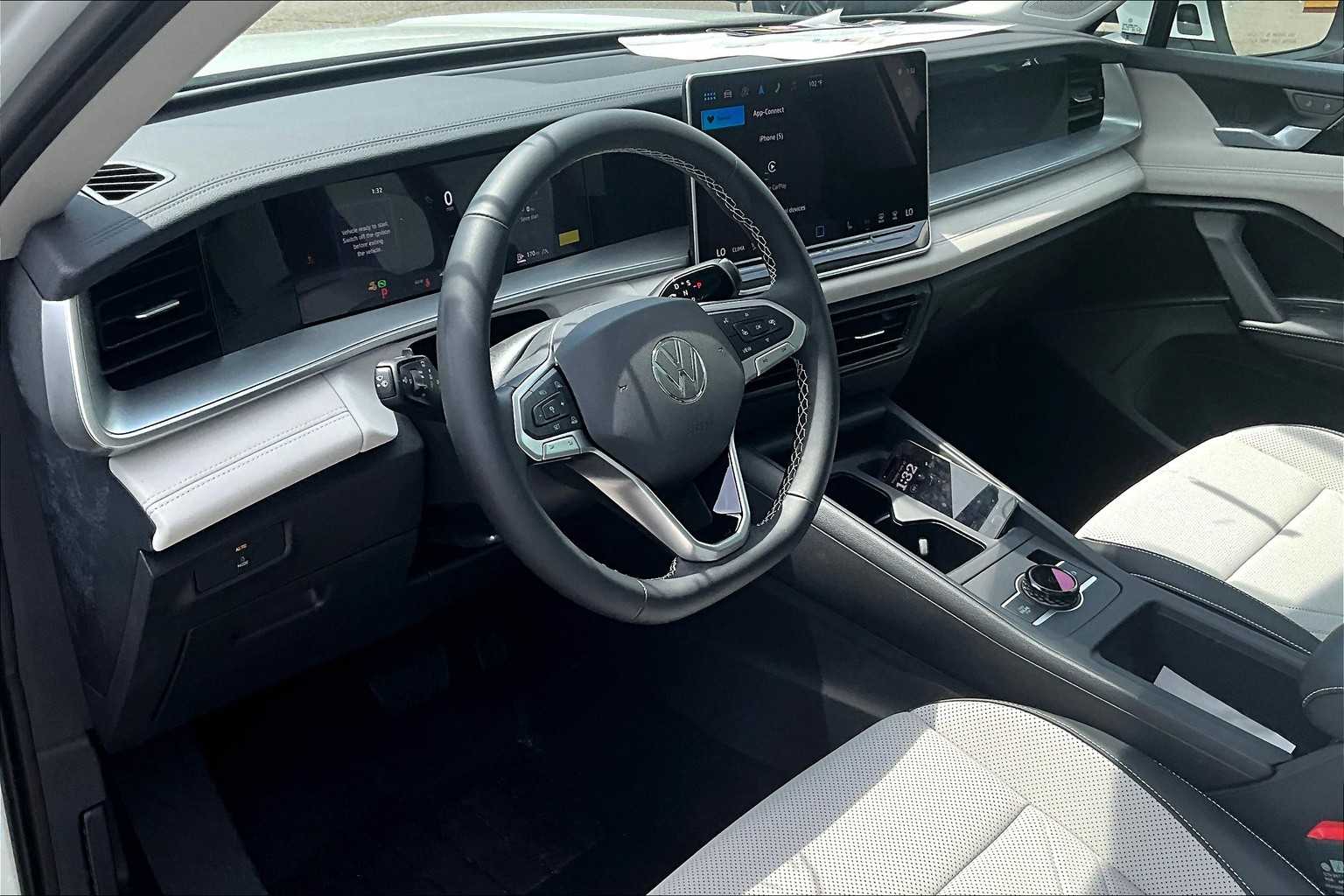 2025 Volkswagen Tiguan SE - Photo 9