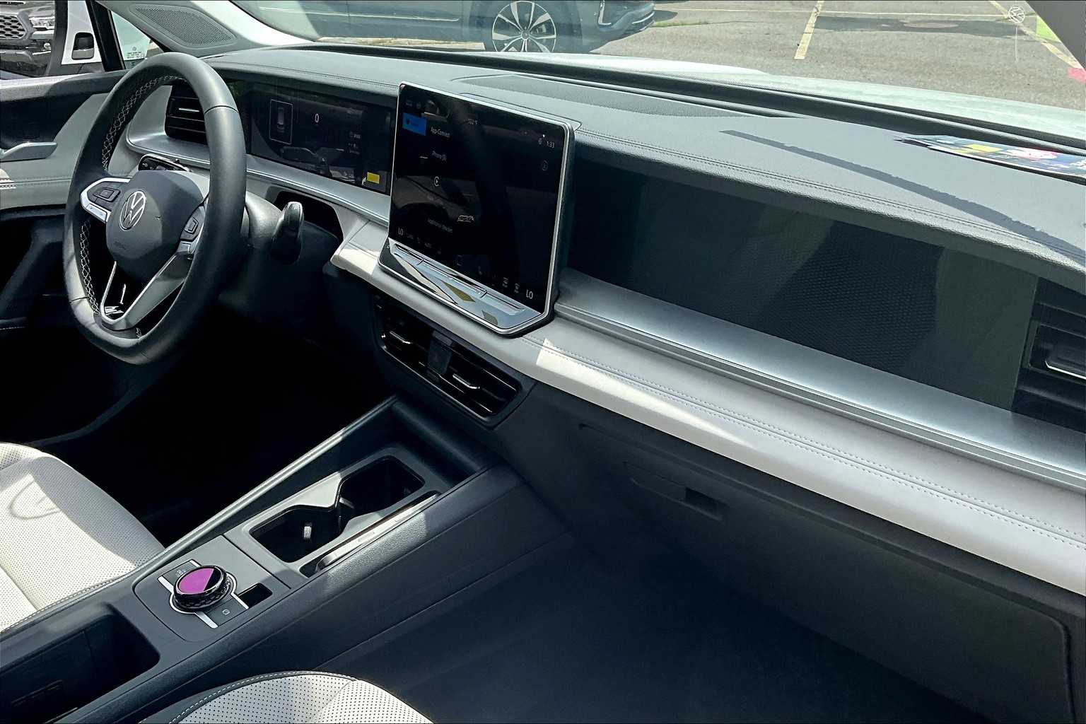 2025 Volkswagen Tiguan SE - Photo 10