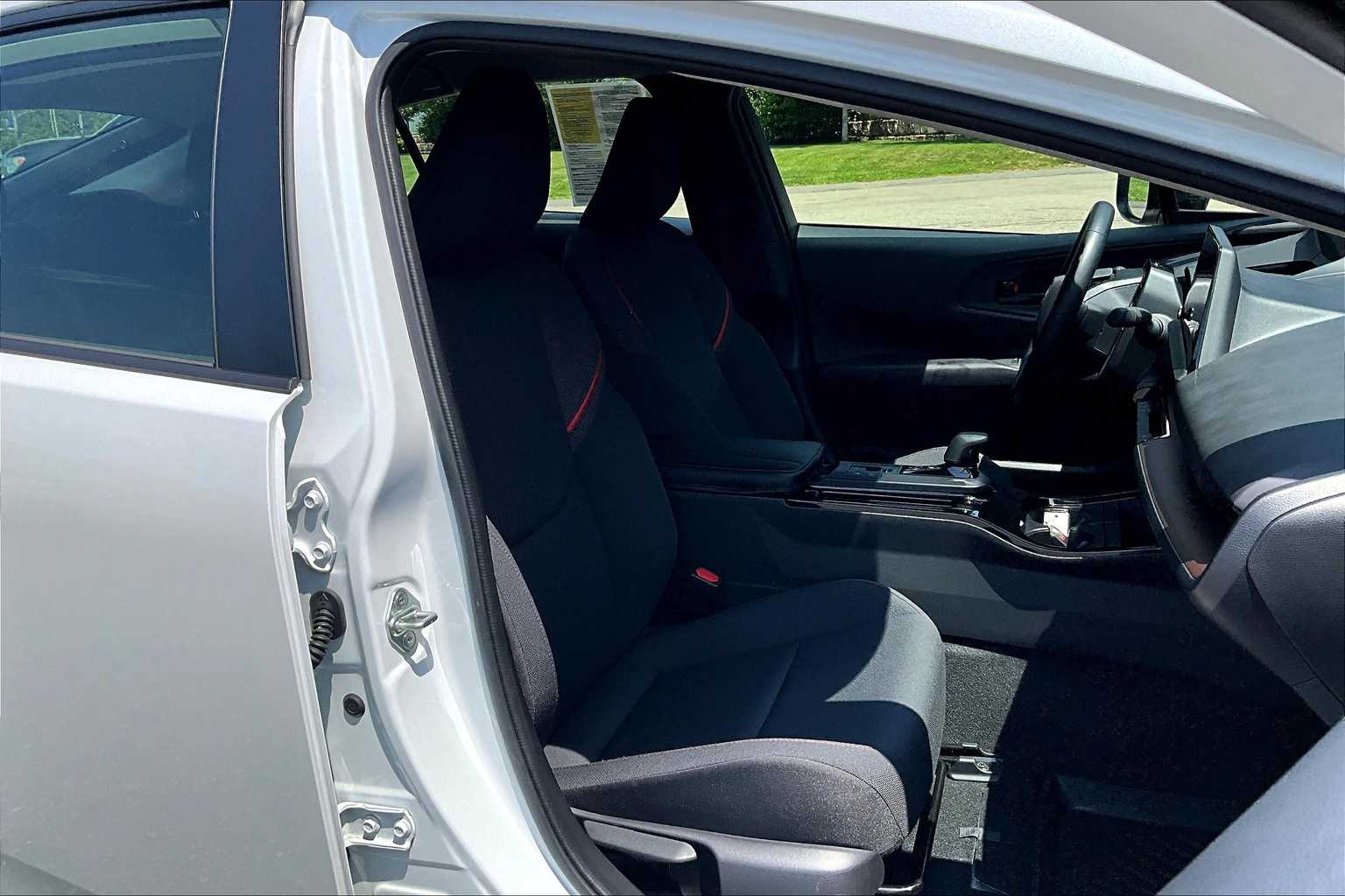2024 Toyota Prius Prime SE - Photo 11