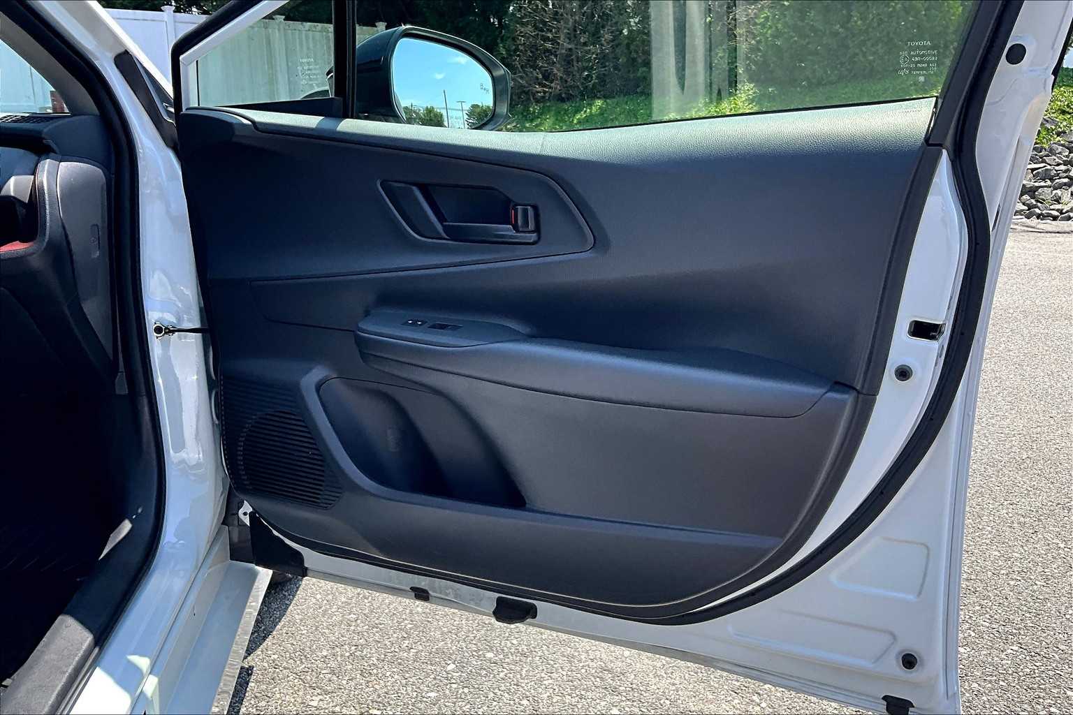 2024 Toyota Prius Prime SE - Photo 12