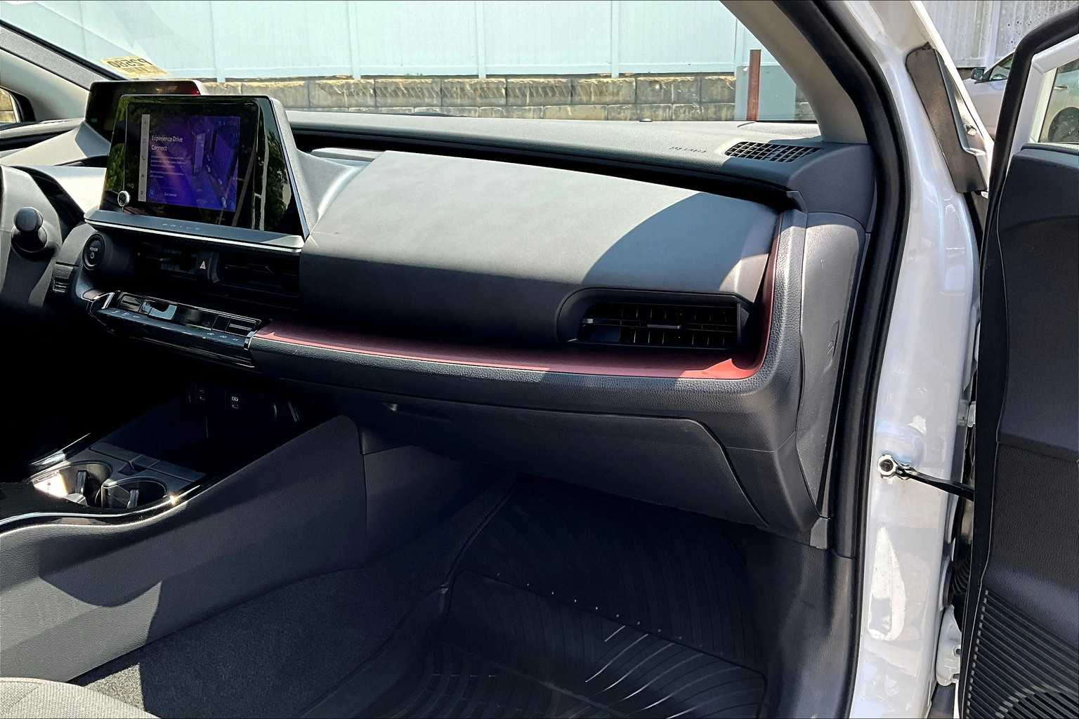 2024 Toyota Prius Prime SE - Photo 13