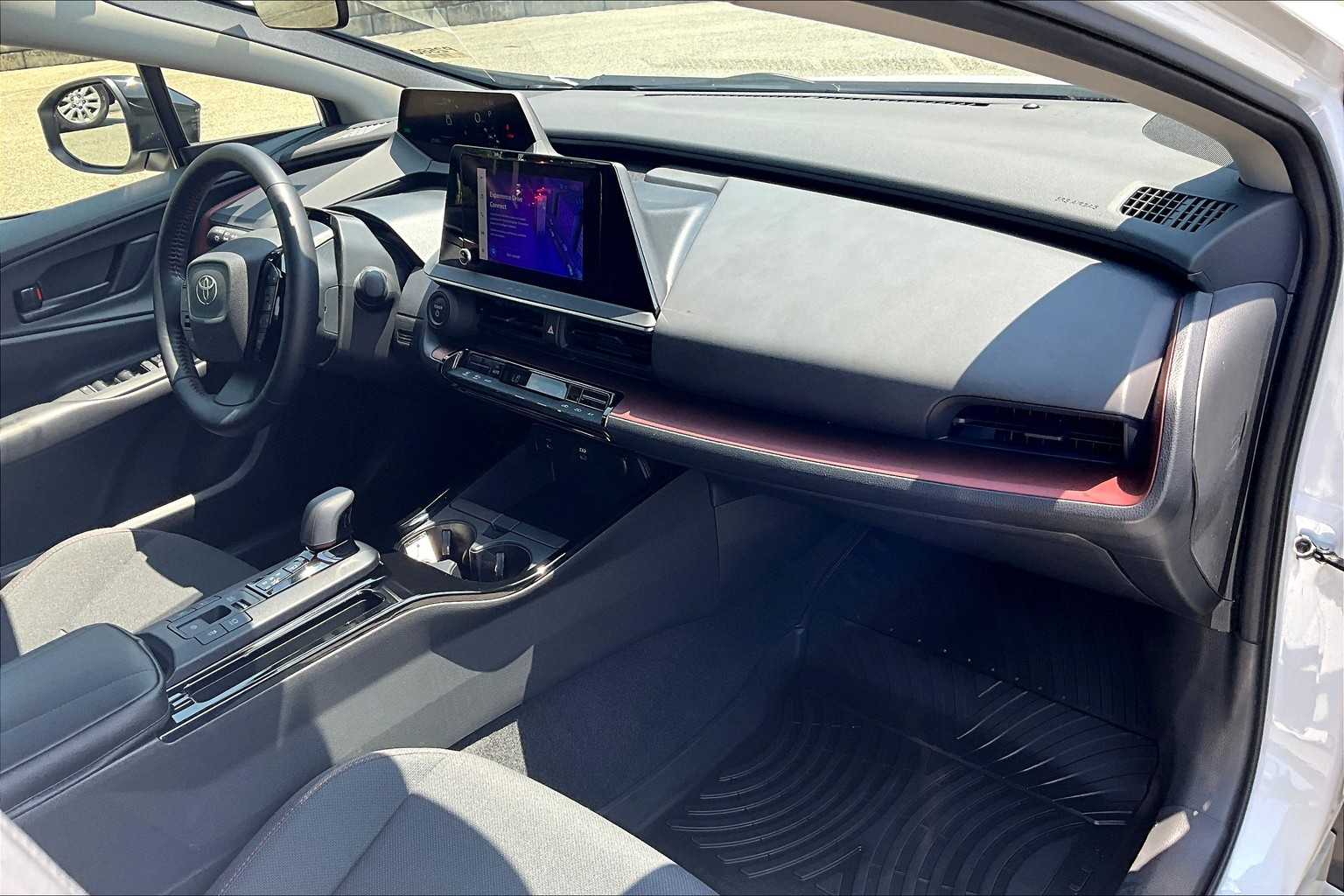 2024 Toyota Prius Prime SE - Photo 14