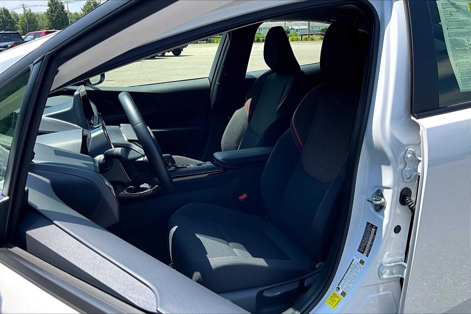 2024 Toyota Prius Prime SE - Photo 10