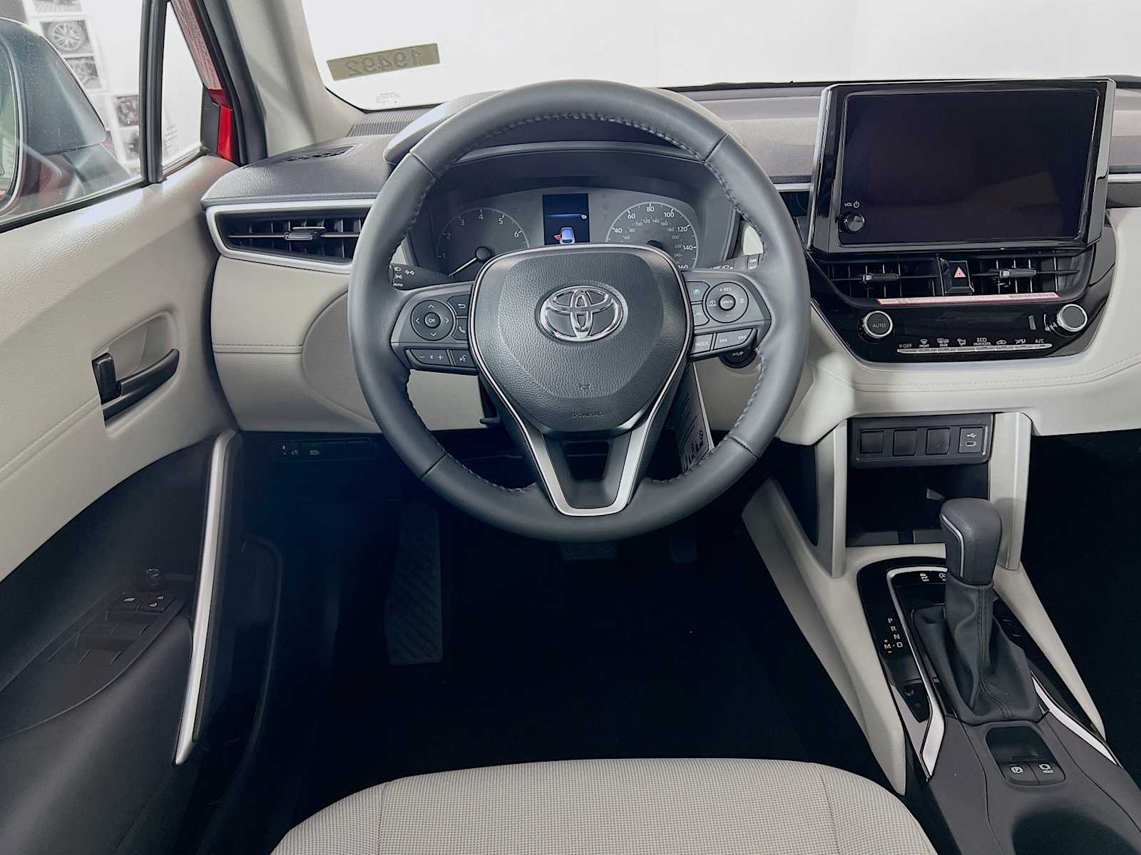2025 Toyota Corolla Cross LE - Photo 15
