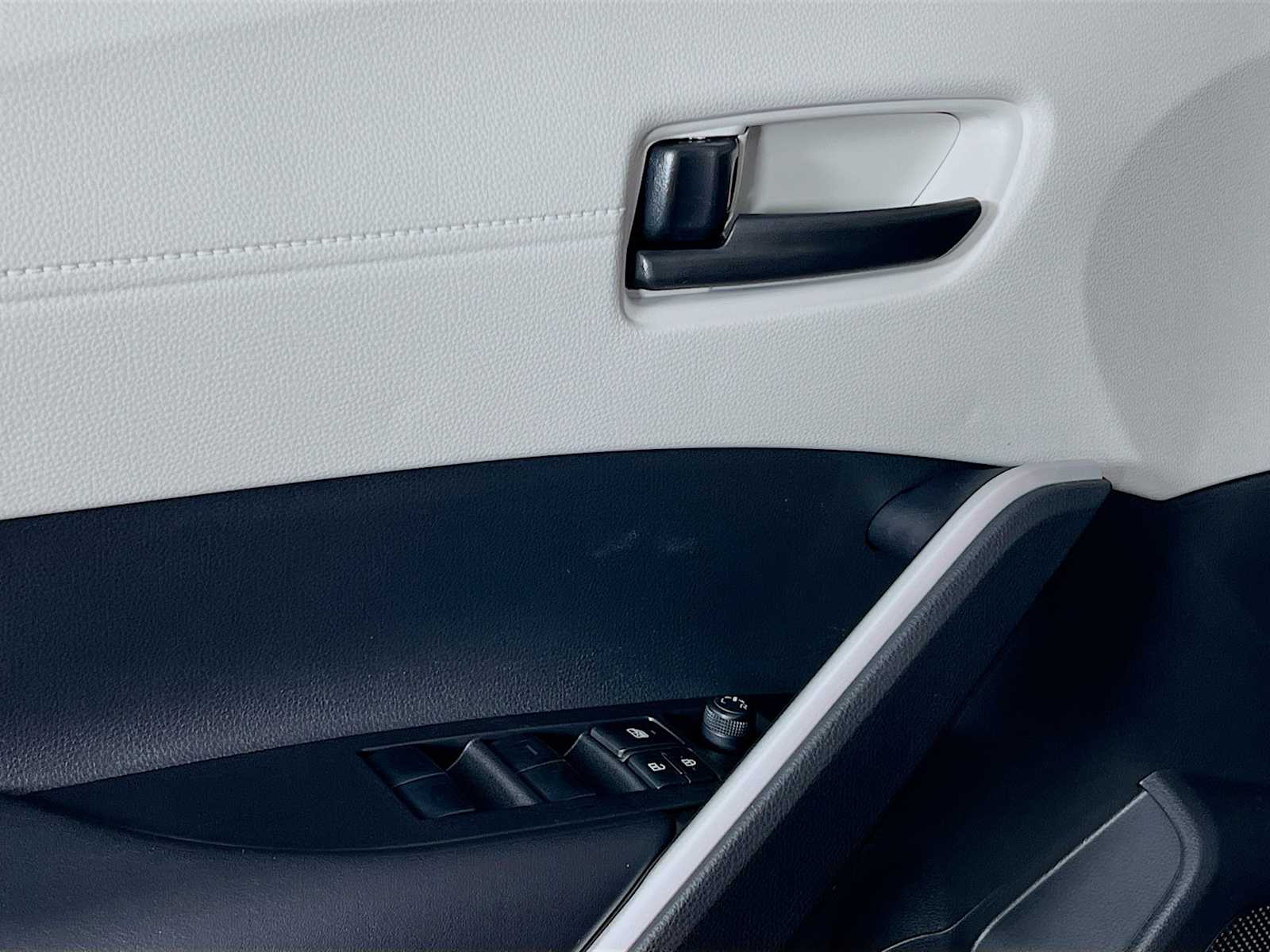 2025 Toyota Corolla Cross LE - Photo 16