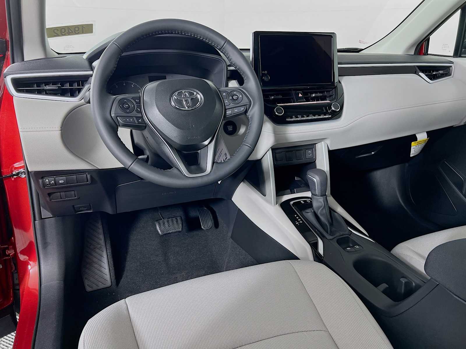 2025 Toyota Corolla Cross LE - Photo 6