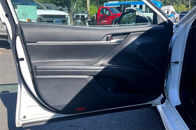 2022 Toyota Camry SE - Photo 18