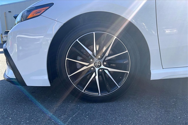 2022 Toyota Camry SE - Photo 9