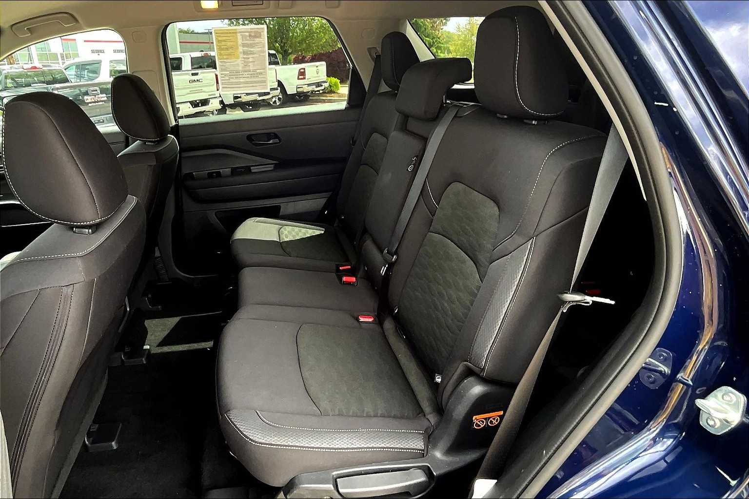 2024 Nissan Pathfinder SV - Photo 15