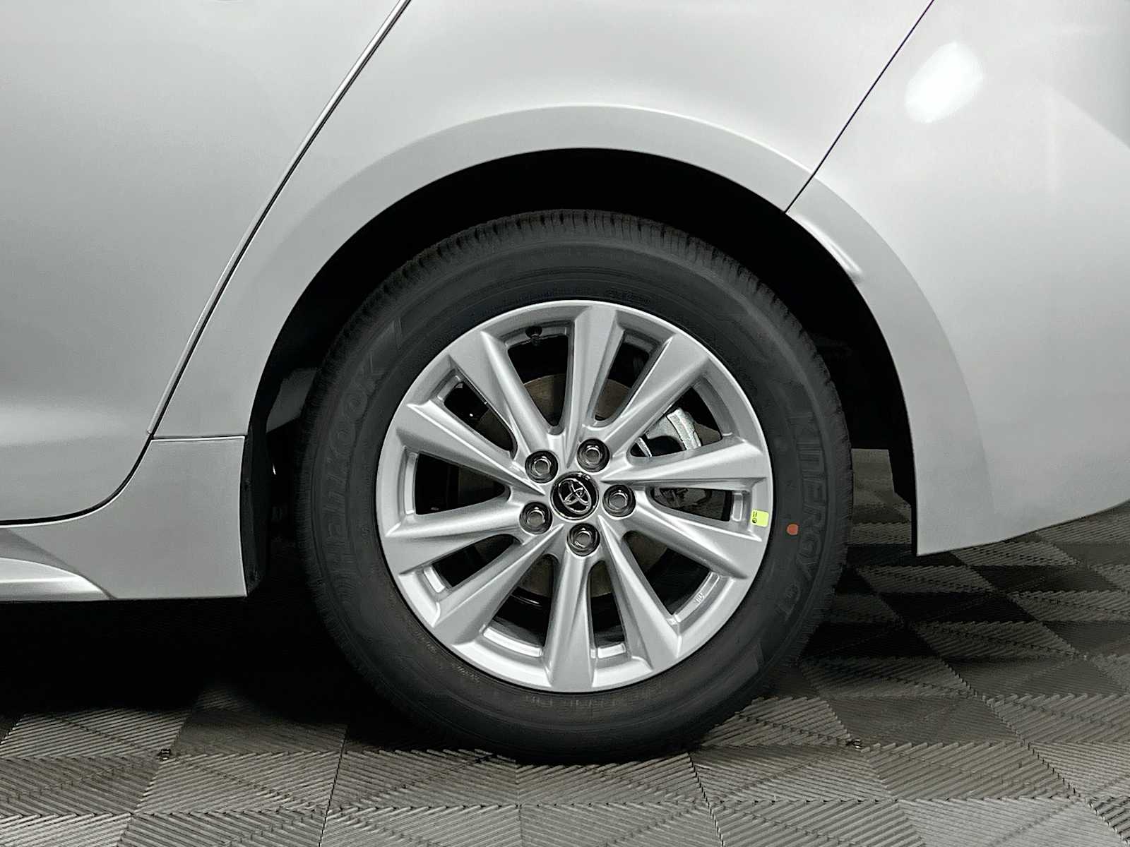 2025 Toyota Corolla LE - Photo 18