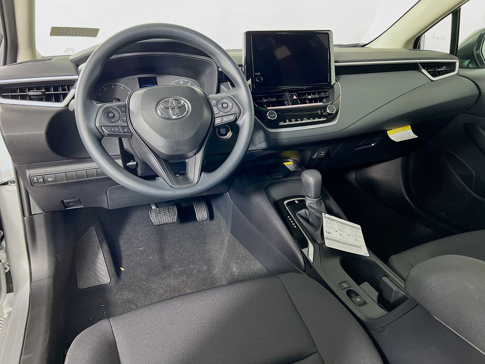 2025 Toyota Corolla LE - Photo 6