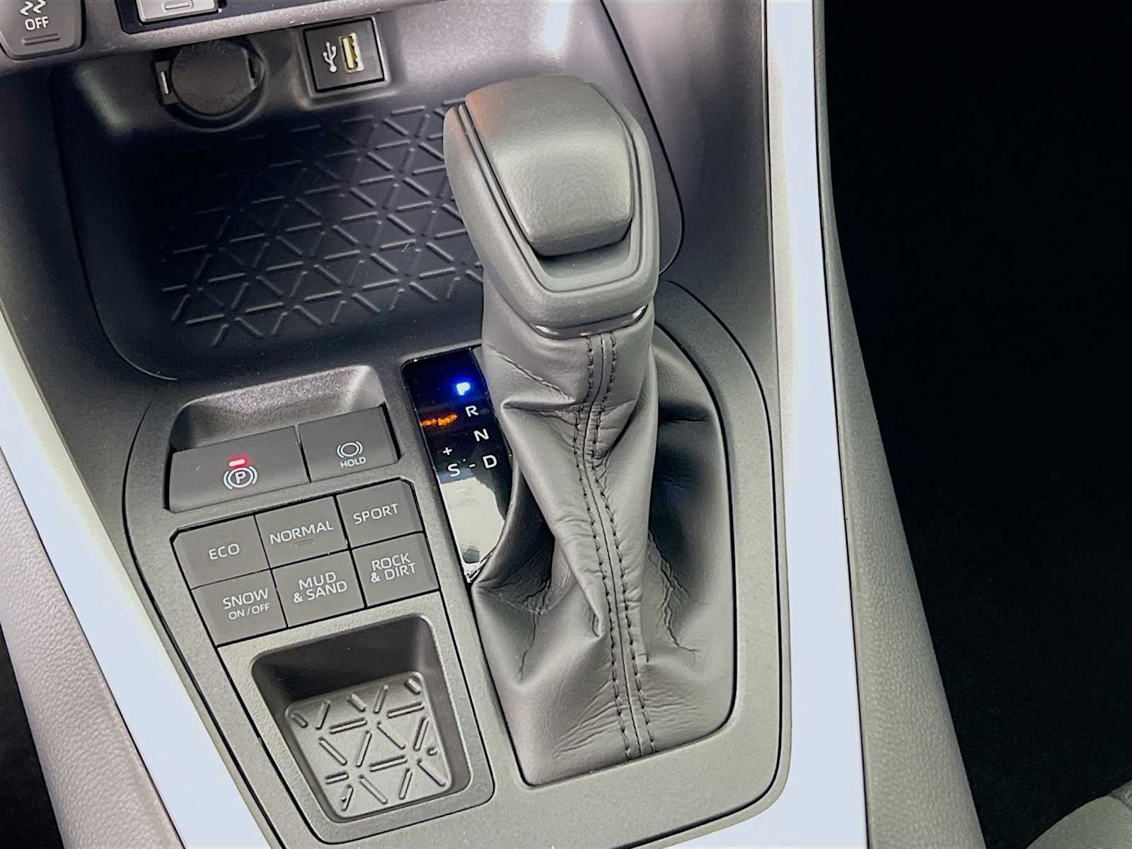 2025 Toyota RAV4 XLE - Photo 11