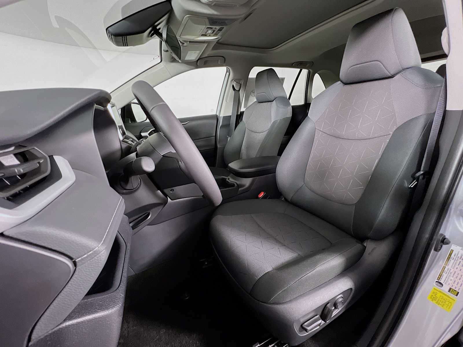2025 Toyota RAV4 XLE - Photo 12