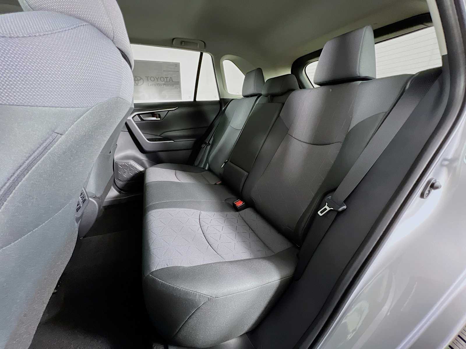 2025 Toyota RAV4 XLE - Photo 13