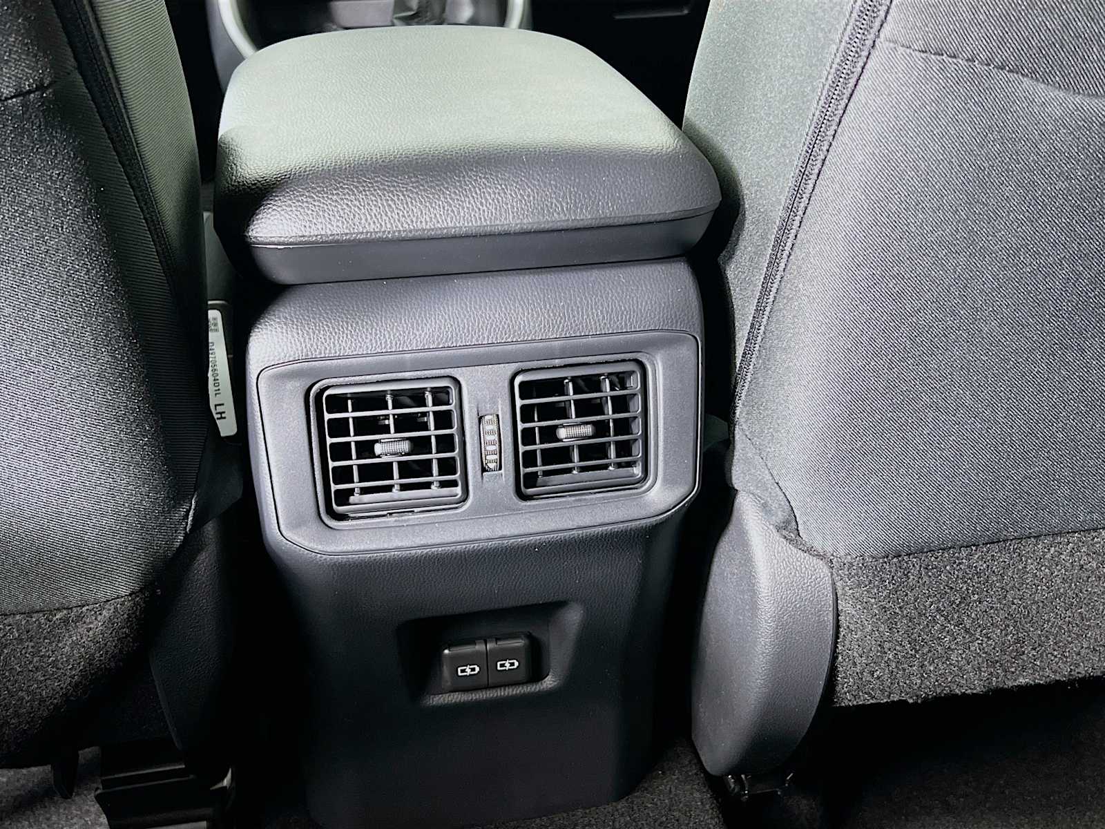 2025 Toyota RAV4 XLE - Photo 14