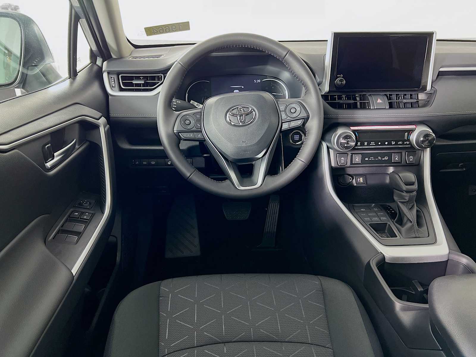 2025 Toyota RAV4 XLE - Photo 15