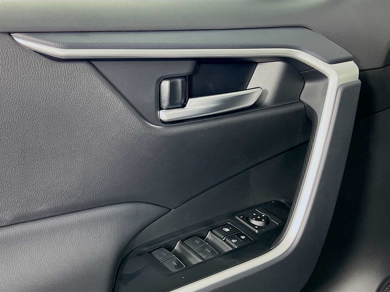 2025 Toyota RAV4 XLE - Photo 16