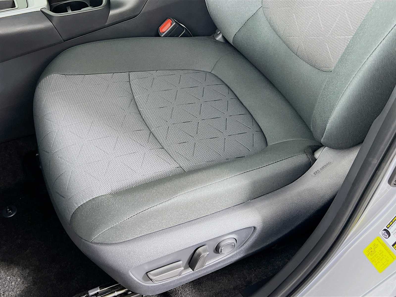 2025 Toyota RAV4 XLE - Photo 17