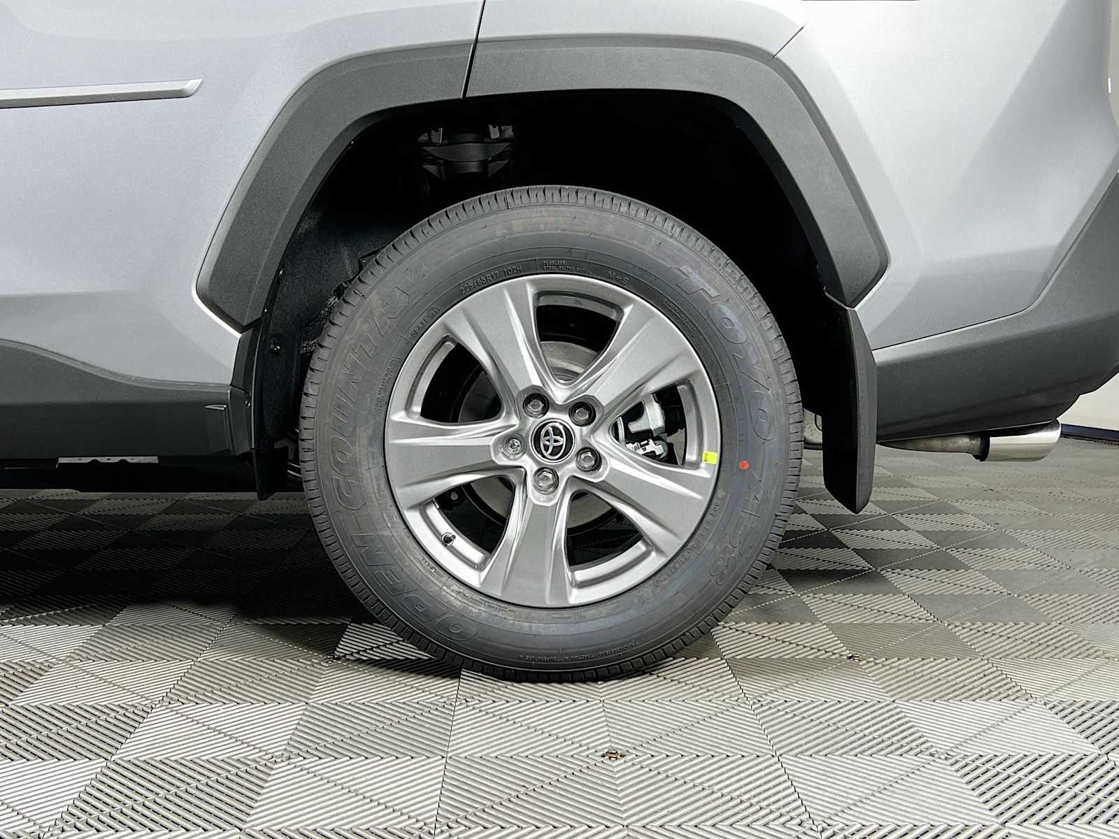 2025 Toyota RAV4 XLE - Photo 19