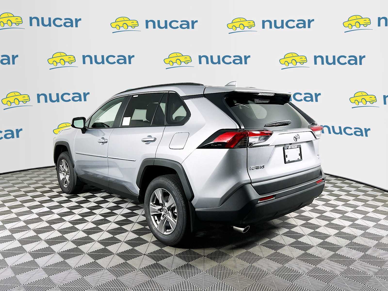 2025 Toyota RAV4 XLE - Photo 4