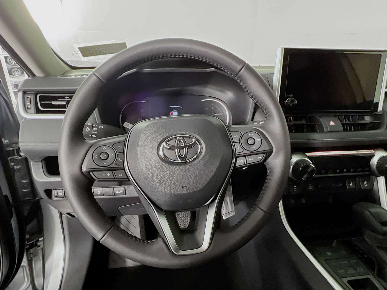 2025 Toyota RAV4 XLE - Photo 7